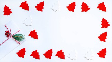 Noel kompozisyonu. Noel hediyesi, dekorasyon, arka planda köknar dalları. Düz konum, üst görünüm, kopyalama alanı