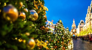 Bulanık arka planda dekore edilmiş Noel ağacı. Şenlikli sokak ışıkları.