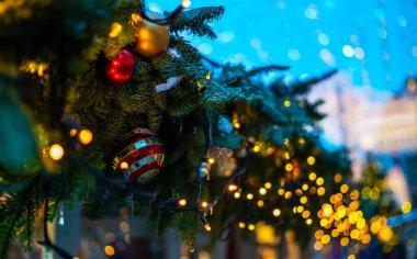 Gece vakti parlayan Noel ağacı. Noel, kış, yeni yıl konsepti. Boşluğu kopyala.