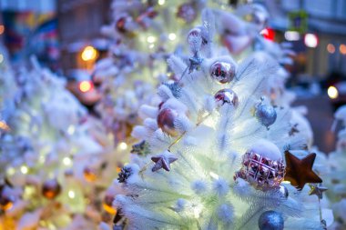 Noel süsleri dışarıda. Noel ışıkları.