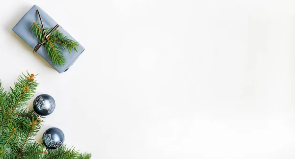 クリスマスの構図 ギフト パステルグレーの背景に銀色の装飾 クリスマス 新年のコンセプト フラットレイアウト トップビュー コピースペース — ストック写真