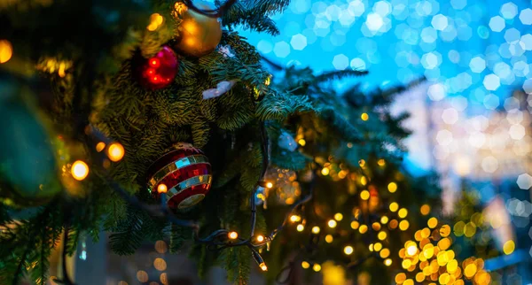 Der Weihnachtsbaum Leuchtet Der Nacht Weihnachten Und Neujahr Urlaub Hintergrund — Stockfoto