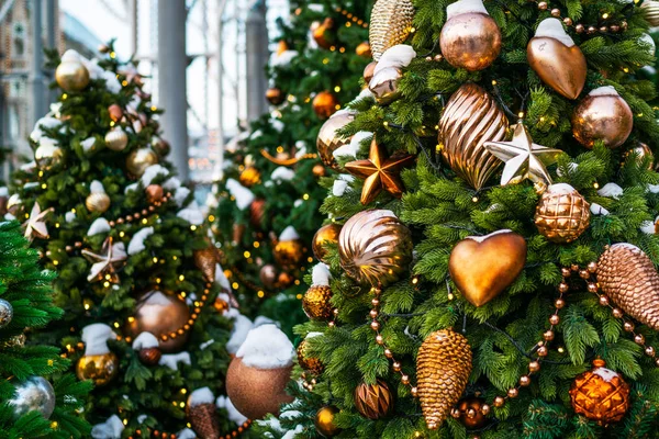 クリスマスと新年の休日の背景 美しい黄金のお祝いの装飾が施された屋外クリスマスツリー クリスマスの朝冬の休日のお祭りの通りの装飾 — ストック写真