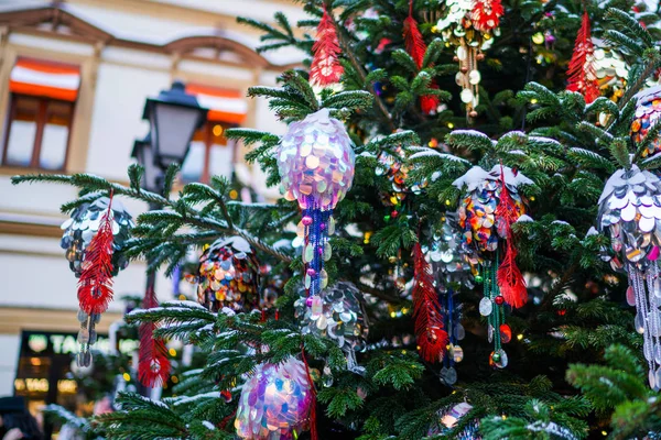Árvore Natal Livre Decorada Com Belo Arranjo Festivo Abeto Fresco — Fotografia de Stock