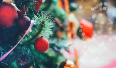 Arkasında ışık olan Noel süslemeleri güzel bulanık bir boken oluşturuyor. Noel ya da yeni yıl süsleri ile sakin bir hayat. Metin için alanı kopyala.
