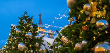 Geceleri dışarıda ışıkları olan bir Noel ağacı. Yeni Yıl Kutlaması. Kış mevsimsel tatillerinde Avrupa şehir caddesinde dekore edilmiş lüks.