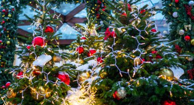 Bulanık, ışıl ışıl ve peri arkaplanda süslenmiş Noel ağacı.