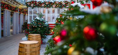 Açık havada süslenmiş Noel Ağacı. Toplarla süslenmiş taze ladin çiçekleri. Noel sabahı. Kış tatillerinde sokak dekorasyonu.