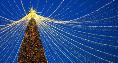 Mükemmel bir Noel havası için muhteşem renkli bir Noel ağacı. Noel ve Yeni Yıl tatilleri.