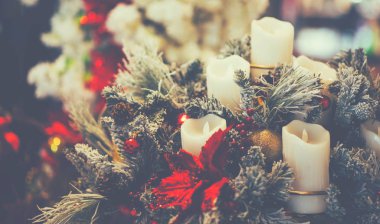 Noel arkaplanı, şenlikli köknar dalları ve mumlarla süslenmiş. Fotokopi alanı olan bir Noel. Klasik tonlu efekt.