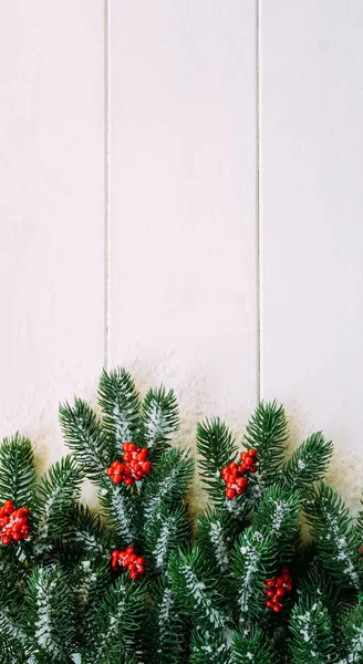 Kerstversiering Met Dennentakken Rode Bessen Een Rustieke Houten Achtergrond Kerstmis — Stockfoto