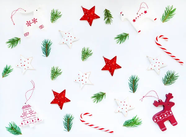 Moldura Natal Com Ornamento Vermelho Branco Brinquedos Madeira Envolvente Ramos — Fotografia de Stock