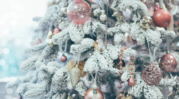 装飾と松の枝の閉鎖 クリスマスと新年の休日の背景 ヴィンテージカラートーン テキストのスペースをコピー — ストック写真
