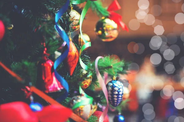 Διακοσμημένο Χριστουγεννιάτικο Δέντρο Θολή Φόντο Εορταστική Φώτα Χριστούγεννα Και Πρωτοχρονιά — Φωτογραφία Αρχείου