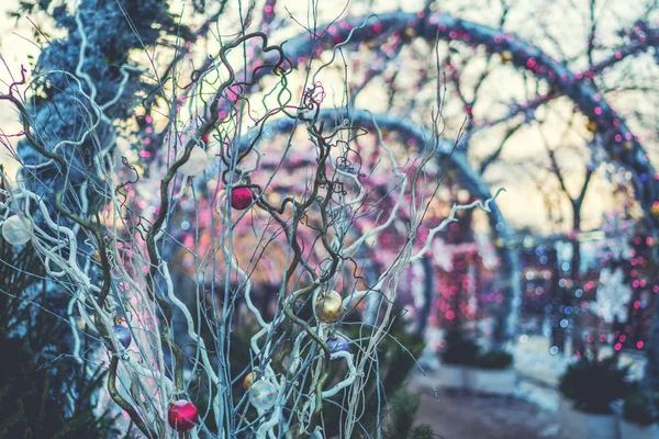 Uroczysty Wystrój Ulicy Zimowe Wakacje Świecące Girlandy Magiczna Atmosfera Zamazane — Zdjęcie stockowe