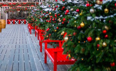 Avrupa şehir caddesindeki bir binanın önündeki renkli Noel süslemeleri. Kış tatillerinde sokak dekorasyonu. Tatil kavramı.