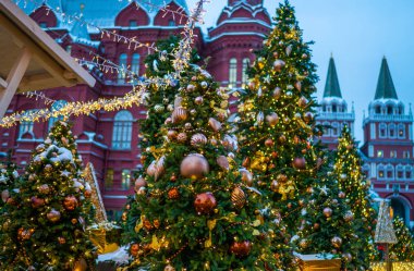 Noel ağacının yakınına. Noel ve Yeni Yıl tatili geçmişi. Işıklar, sokaktaki dekorasyonlar. Noel ışıklarıyla şehir caddesi. Metnin için boşluk kopyala.
