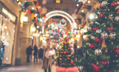 Sokaktaki ahşap bir standın üzerindeki lamba çelenkleri. Lüks, kış tatillerinde sokak pazarında süslenmiş çelenk ışıkları. Neşeli Noel ışık gösterisi.
