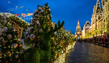 Mükemmel bir Noel havası için muhteşem renkli bir Noel ağacı. Noel ve Yeni Yıl tatilleri.
