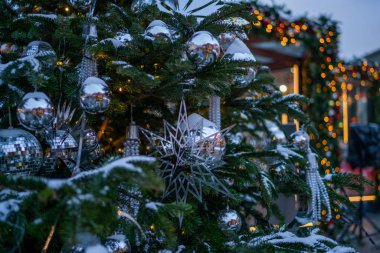 Bulanık, ışıl ışıl ve peri arkaplanda süslenmiş Noel ağacı.