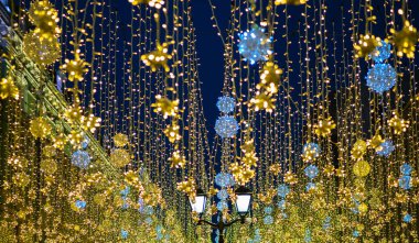 Renkli Noel süslemeleri açık havada. Noel ışıkları.