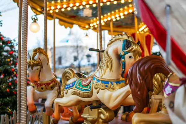 Карусельные Лошади Традиционный Рождественский Рынок Ярмарка Открытом Воздухе Зимний День — стоковое фото