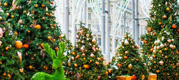 Karácsonyi Újévi Ünnepek Háttér Díszített Kültéri Karácsonyfa Gyönyörű Arany Ünnepi — Stock Fotó