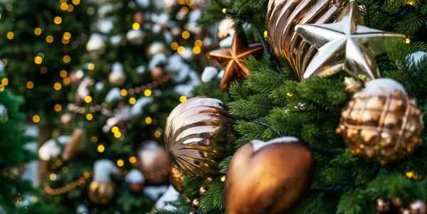 黒焦げのクリスマスツリー クリスマス 美しい黄金のお祝いの装飾が施されたクリスマスツリー クリスマスの朝冬の休日のお祭りの通りの装飾 — ストック写真