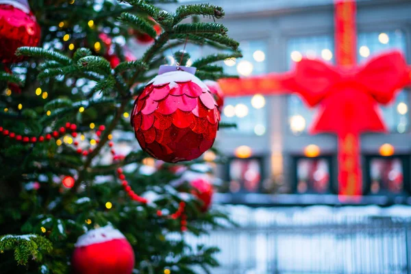 ヨーロッパの街の通りでスタイリッシュなカラフルなクリスマスの装飾 冬の休日のお祭りの通りの装飾 屋外で装飾が施されたクリスマスツリー 休日のコンセプト — ストック写真
