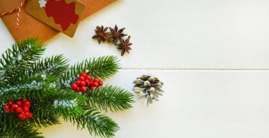 Kırsal arka plan manzaralı el yapımı Noel hediyesi. Mutlu Noeller tebrik kartı. Kış Xmas bayramı teması. - Mutlu yıllar. Düz yat, boşluğu kopyala.