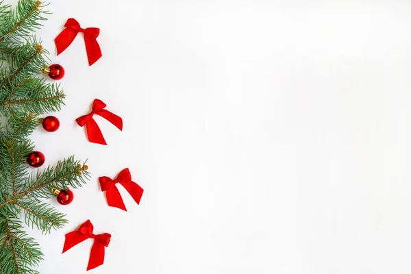モミの枝 赤いボールと赤い弓で作られたクリスマスの国境 クリスマスの壁紙フラットレイアウト トップビュー コピースペース — ストック写真