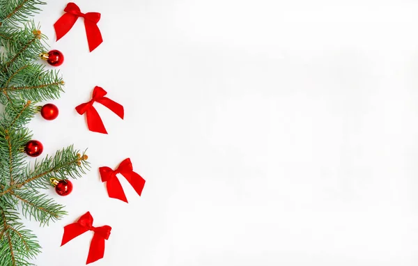 創造的な最小限のクリスマスアート 白い背景にクリスマスの赤いボールと赤い弓で作られた境界線 平置きだコピースペース最小構成 — ストック写真
