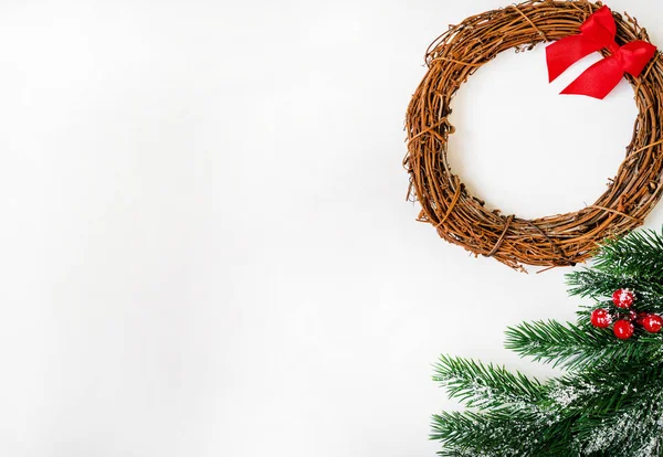 リースと赤の装飾が施されたクリスマスツリーの枝で作られた創造的なレイアウト フラットレイアウト テキストのコピースペース 自然新年のコンセプト — ストック写真