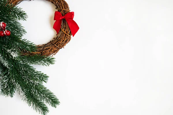 クリスマスの構図 白い背景にクリスマスリース フラットレイアウト トップビュー コピースペース — ストック写真