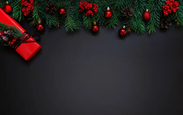 クリスマスはまだ生きてる暗い背景に赤い装飾が施されたギフトボックス 豪華な新年の贈り物 クリスマスプレゼントギフトボックス付きのクリスマスの背景 フラットレイアウト テキストのコピースペース — ストック写真