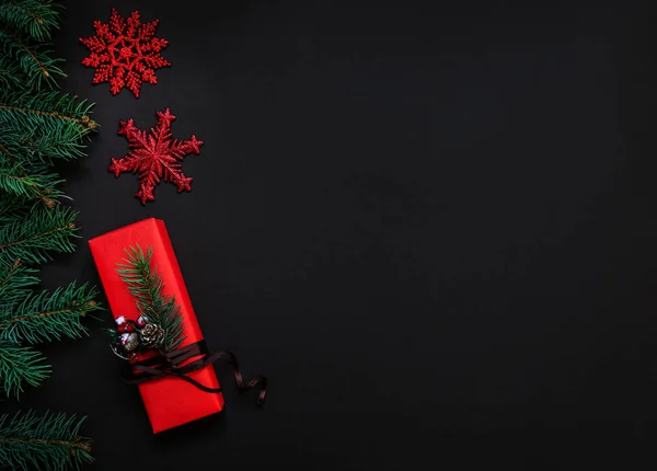 現代のクリスマスの装飾が施された赤いギフトボックス 豪華な新年の贈り物 常緑樹の枝で作られた創造的な冬のレイアウト クリスマスのお祝い — ストック写真