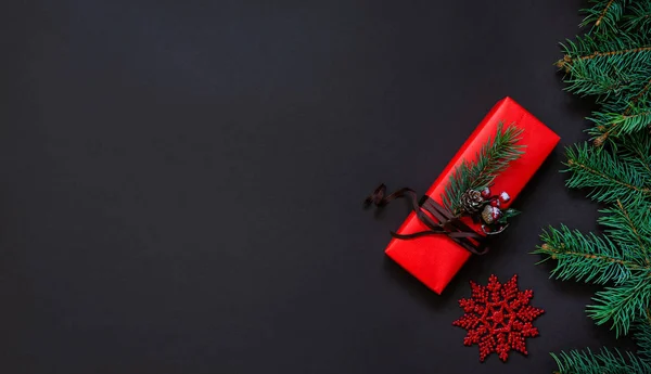 Bodegón Navidad Caja Regalo Con Decoración Roja Sobre Fondo Oscuro — Foto de Stock