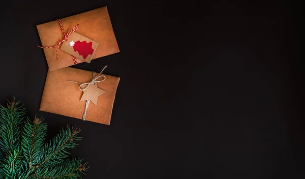 Borde Navideño Sobre Fondo Oscuro Compuesto Ramas Abeto Fresco Sobre — Foto de Stock