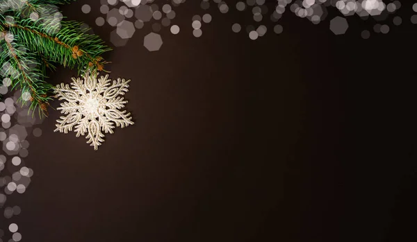 크리스마스와 연휴를 배경으로 전나무 가지들 과어두운 배경에 눈송이들 원문을 — 스톡 사진