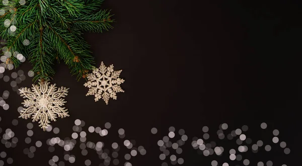 クリスマスと新年の休日の背景 新鮮なモミの枝と暗いグランジの背景に輝く雪のフリーク 冬のコンセプト 平置きだテキストのスペースをコピー — ストック写真
