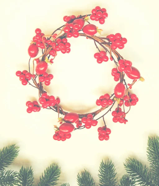 Composição Natal Presente Grinaldas Decorações Vermelhas Fundo Cinza Pastel Natal — Fotografia de Stock
