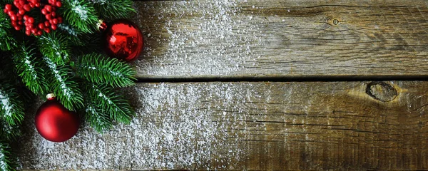 Noel Ağacı Dalları Süslemeleri Kırmızı Topları Kırsal Ahşap Masada Olan — Stok fotoğraf