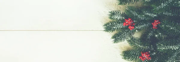 素朴な木製の背景にモミの枝や赤い果実とクリスマスの装飾 クリスマス 新年のコンセプト フラットレイアウト トップビュー コピースペース — ストック写真
