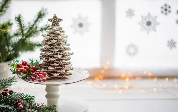 Det Handgjorda Ätbara Pepparkaksbrödet Och Nyårsträdet Med Dekoration Pepparkakor Över — Stockfoto