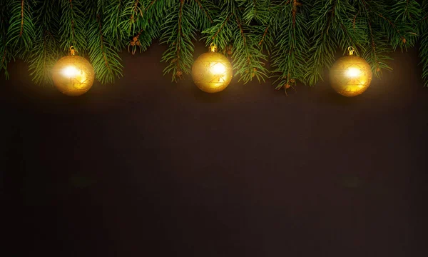 お祝いの装飾とクリスマスの背景 金の装飾と針葉樹の木の枝 メリークリスマスとハッピーニューイヤー フラットレイアウト テキストのコピースペース — ストック写真