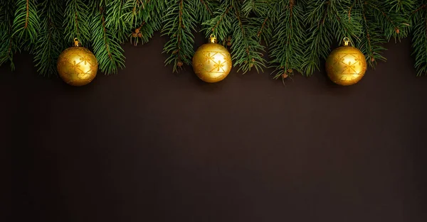 Jul Bakgrund Med Festlig Dekoration Filialer Barrträd Med Gulddekorationer God — Stockfoto