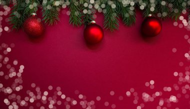 Noel kompozisyonu. Taze köknar ağacı dalları, kırmızı arka planda süslemeler. Noel, kış, yeni yıl konsepti. Düz konum, üst görünüm, kopyalama alanı.