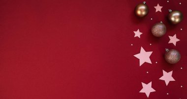 Kırmızı arka planlı yaratıcı noel pembe desenli. Minimum düz konsept. Kış Xmas bayramı teması. Mutlu yıllar..