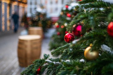 Noel süslemeleri olan şehir caddesi. Xmas ışıkları ve sokakta yürüyen insanlar. Arka plan bulanık. Yeni Yıl Kutlama Konsepti.