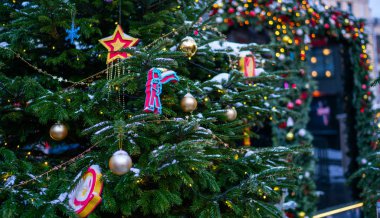 Noel süslemelerinin çiçek dalları. Noel, kış, yeni yıl konsepti. Boşluğu kopyala.